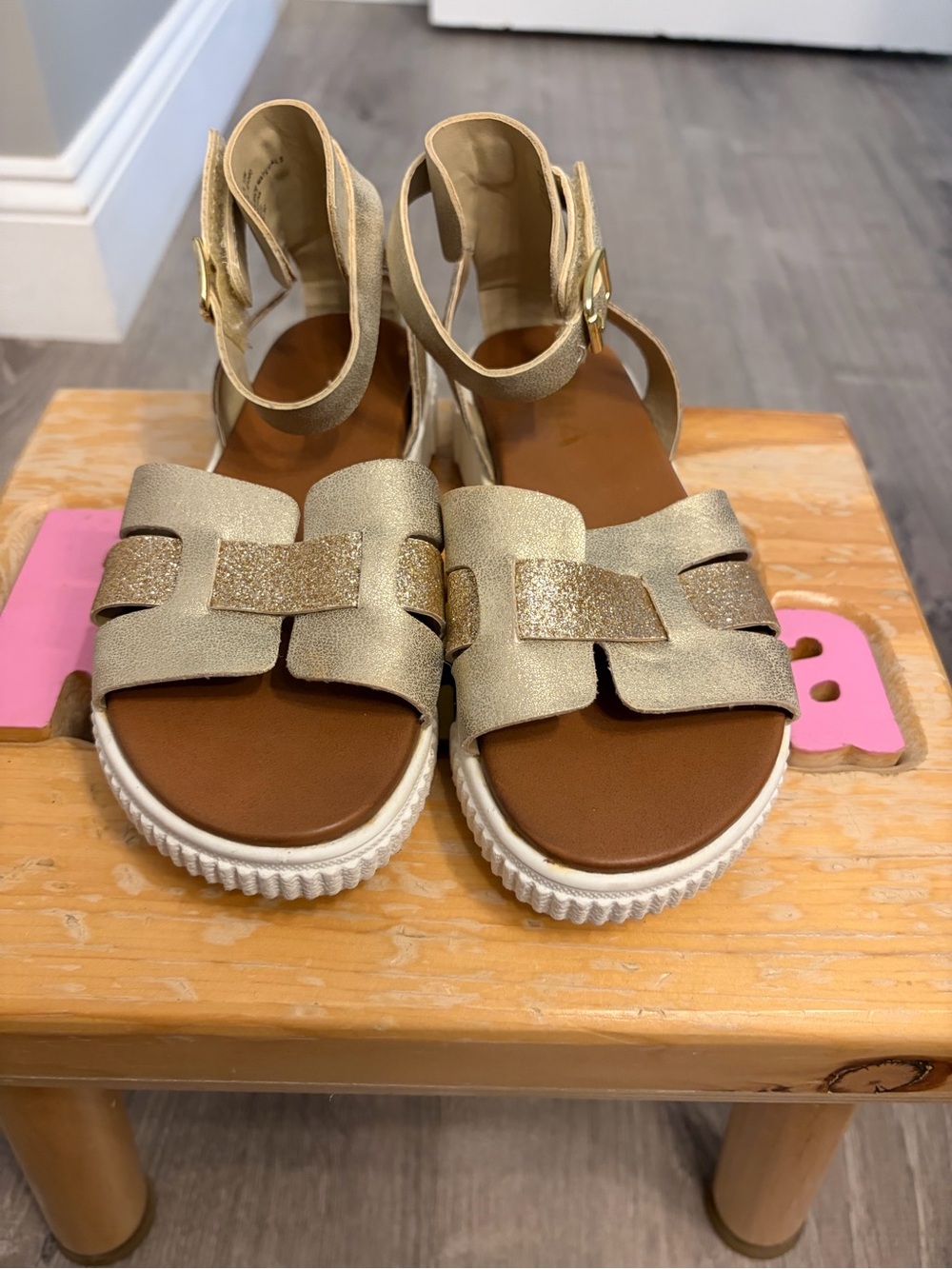 Girl's Mia Shoes Metallic Gold Buckle Platform Sandals- Size 13- Pre-owned